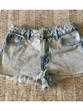 💎size 26 light wash jean shorts mini shorts